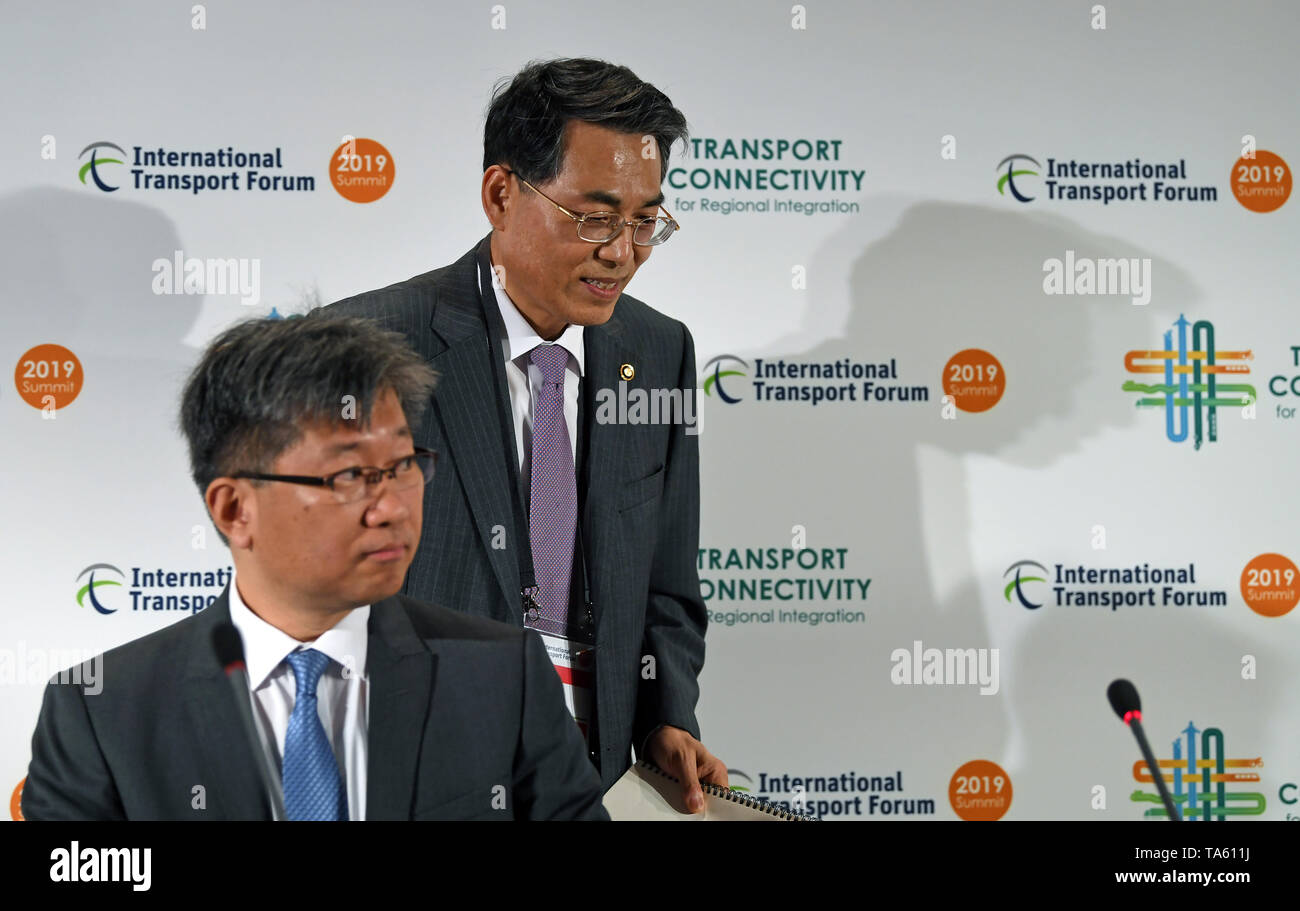 22 May 2019, Saxony, Leipzig: Young Tae Kim (l), Secretary General of the International Transport Forum (ITF), and Jeong Ryeol Kim, Vice Minister in the Korean Ministry of Transport, will attend the opening press conference of the International Transport Forum in Leipzig. Korea holds the presidency in 2019. Around 1300 scientists and politicians from 70 countries will discuss the mobility of the future at the International Transport Forum. This year, the three-day conference will focus on concepts that bring city and country closer together. Photo: Hendrik Schmidt/dpa-Zentralbild/dpa Stock Photo