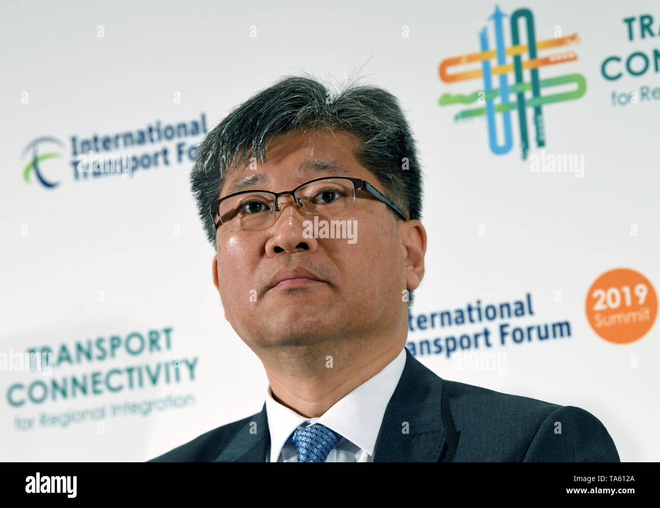 Leipzig, Germany. 22nd May, 2019. Young Tae Kim, Secretary General of the International Transport Forum (ITF), speaks at the opening press conference of the International Transport Forum in Leipzig. Around 1300 scientists and politicians from 70 countries will discuss the mobility of the future at the International Transport Forum. This year, the three-day conference will focus on concepts that bring city and country closer together. Credit: Hendrik Schmidt/dpa-Zentralbild/dpa/Alamy Live News Stock Photo