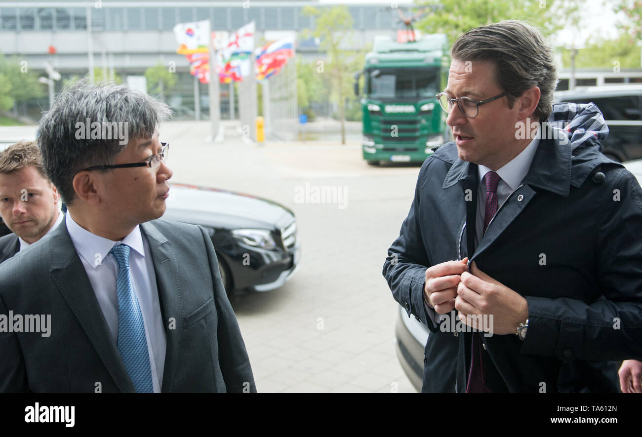 Leipzig, Germany. 22nd May, 2019. Andreas Scheuer (CSU, r), Federal Minister of Transport, and Young Tae Kim, Secretary General of the International Transport Forum (ITF), will meet at the beginning of the International Transport Forum in Leipzig. Around 1300 scientists and politicians from 70 countries will discuss the mobility of the future at the International Transport Forum. This year, the three-day conference will focus on concepts that bring city and country closer together. Credit: Hendrik Schmidt/dpa-Zentralbild/dpa/Alamy Live News Stock Photo