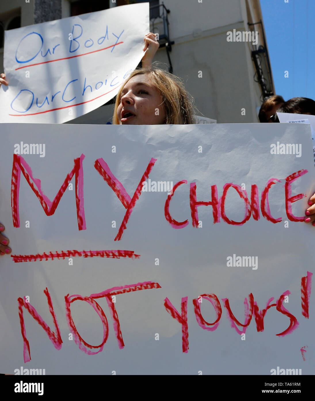 Los Angeles, USA. 21st May, 2019. A woman attends a rally in Los Angeles, the United States, on May 21, 2019. Dozens of rallies were held Tuesday in southern California's major cities to denounce the growing number of states passing restrictive abortion laws and demand women's rights in the contentious abortion issue. Credit: Li Ying/Xinhua/Alamy Live News Stock Photo