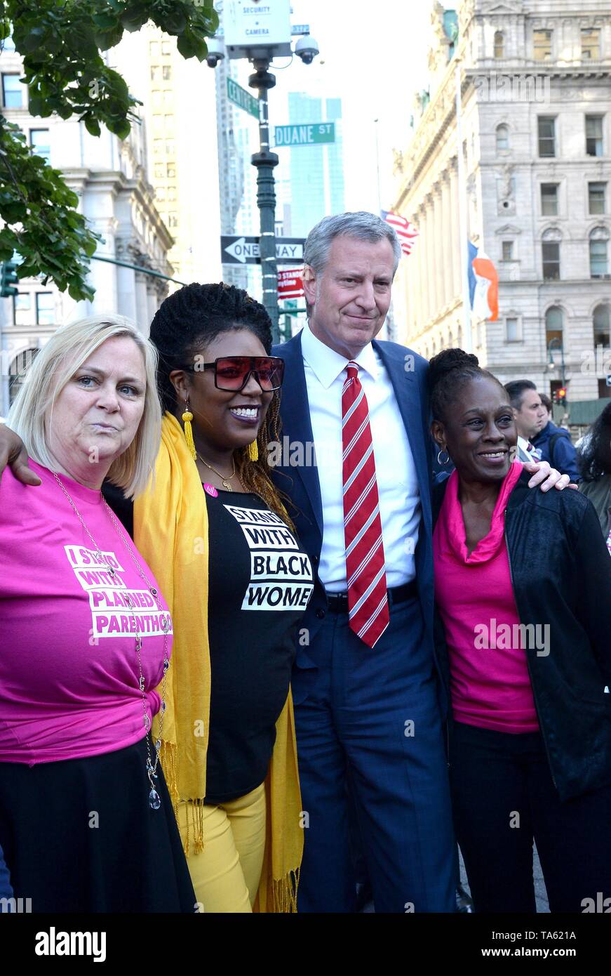 New York, NY, USA. 21st May, 2019. Laura McQuade, Bill De Blasio, Chirlane McCray in attendance for #STOPTHEBANS Planned Parenthood Rally, Foley Square, New York, NY May 21, 2019. Credit: Kristin Callahan/Everett Collection/Alamy Live News Stock Photo