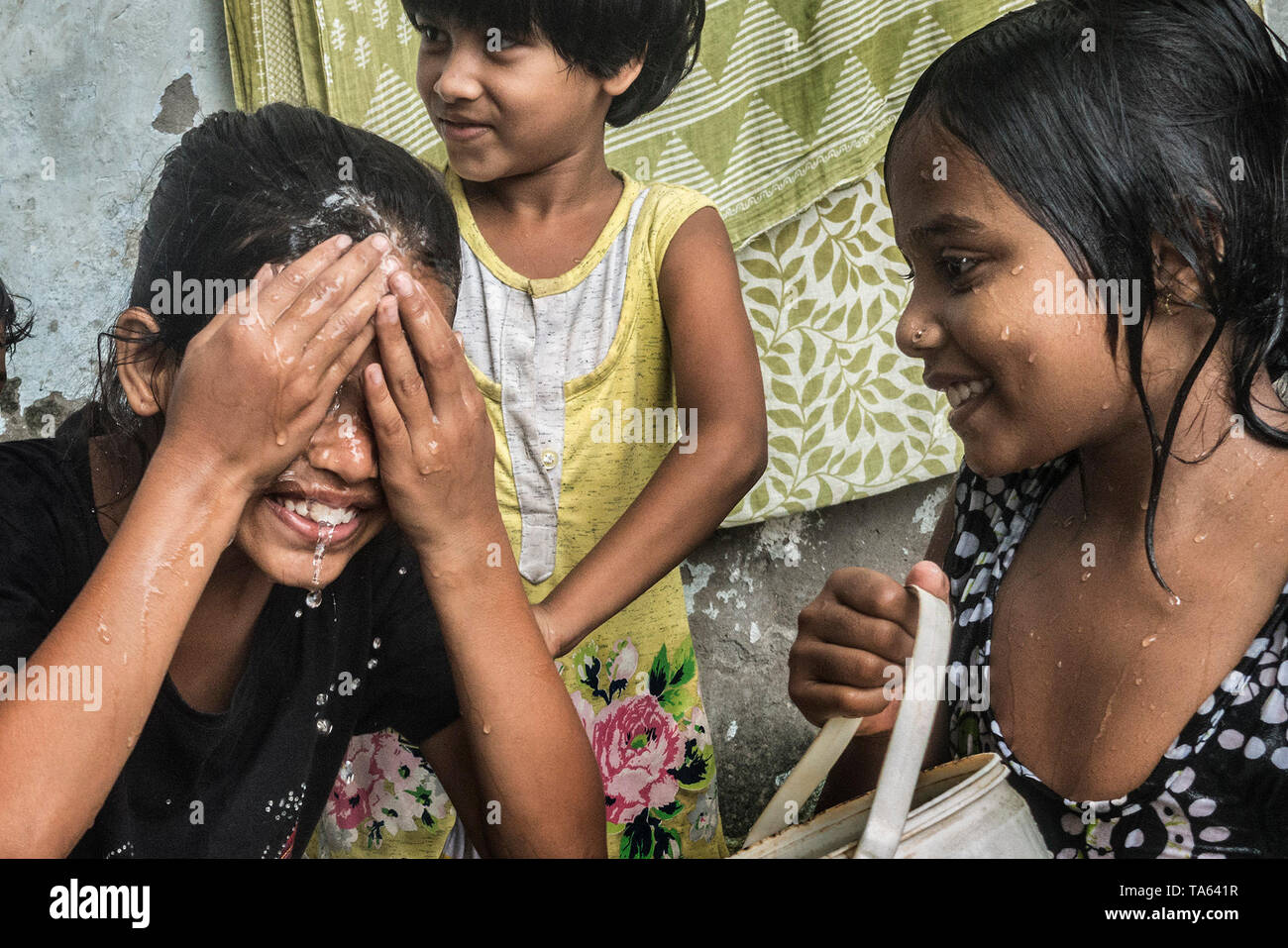 Kolkata. 22nd May, 2019. Indian children cool themselves at a slum area in a hot summer afternoon in Kolkata, India on May 22, 2019. Credit: Tumpa Mondal/Xinhua/Alamy Live News Stock Photo
