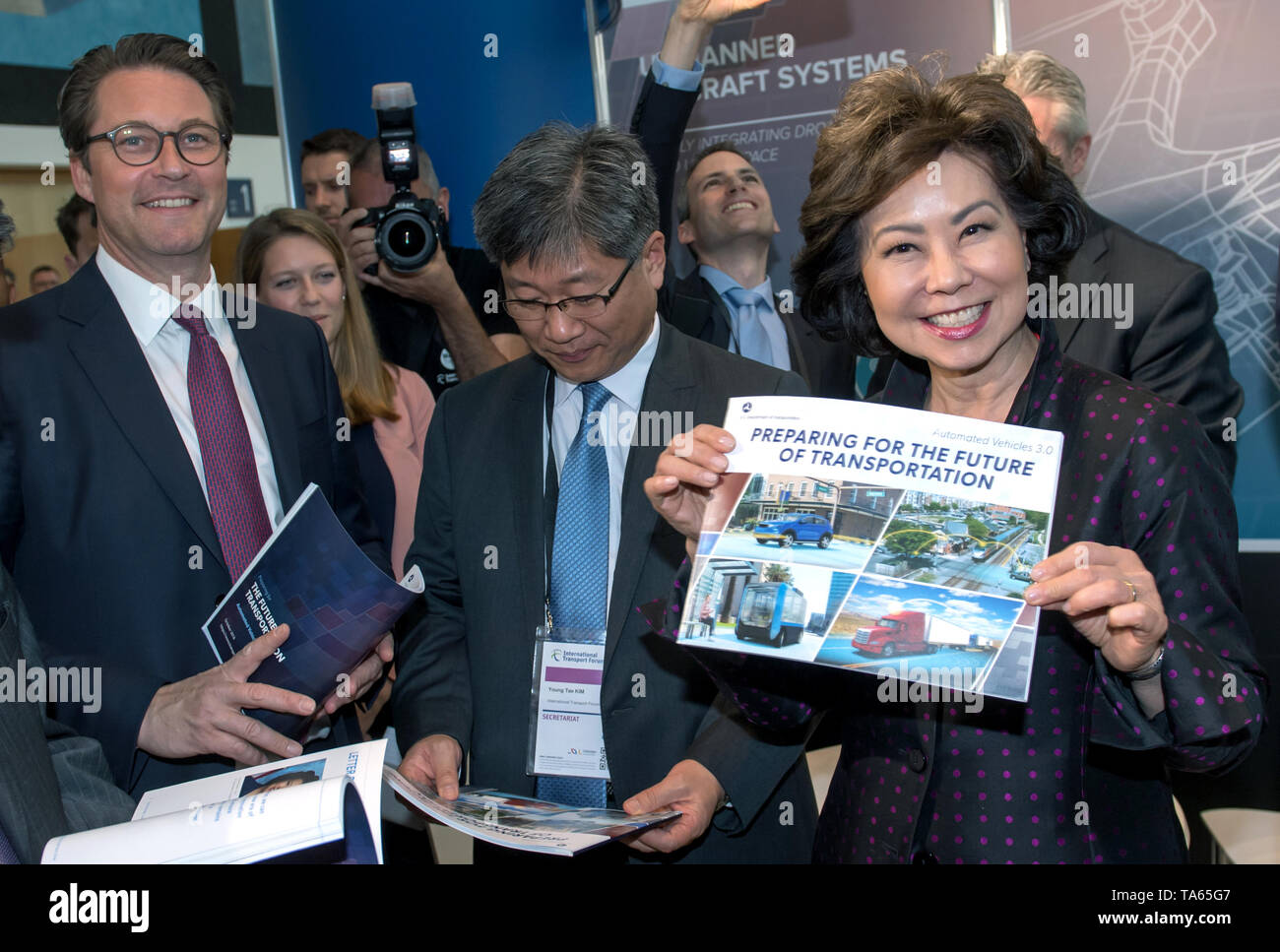 22 May 2019, Saxony, Leipzig: Andreas Scheuer (CSU, l-r), Federal Minister of Transport, Young Tae Kim, Secretary General of the International Transport Forum (ITF) and Elaine L. Chao, US Minister of Transport, leaf through a brochure at the International Transport Forum in Leipzig at the US stand. Around 1300 scientists and politicians from 70 countries will discuss the mobility of the future at the International Transport Forum. This year, the three-day conference will focus on concepts that bring city and country closer together. Photo: Hendrik Schmidt/dpa-Zentralbild/dpa Stock Photo