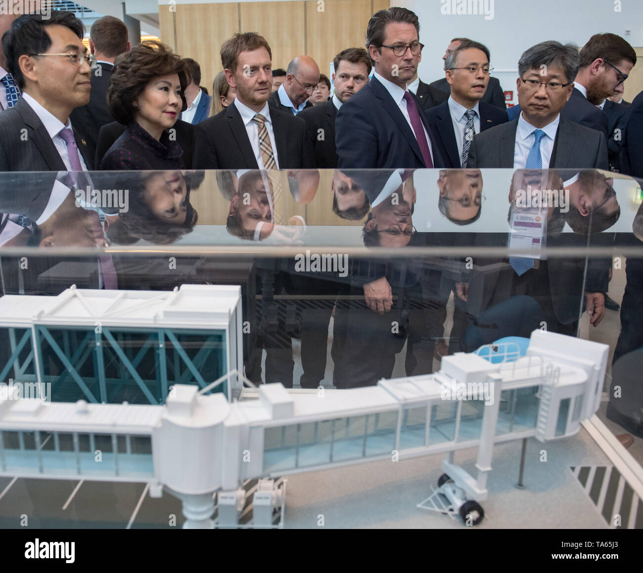 22 May 2019, Saxony, Leipzig: Jeong Ryeol Kim (l-r), Vice Minister in the Korean Ministry of Transport, Elaine L. Chao, Transport Minister of the USA, Michael Kretschmer (CDU), Prime Minister of Saxony, Andreas Scheuer (CSU), Federal Minister of Transport, and Young Tae Kim, Secretary General of the International Transport Forum (ITF), will look at the model of a gangway at the Korean stand during their tour of the International Transport Forum in Leipzig. Around 1300 scientists and politicians from 70 countries will discuss the mobility of the future at the International Transport Forum. This Stock Photo