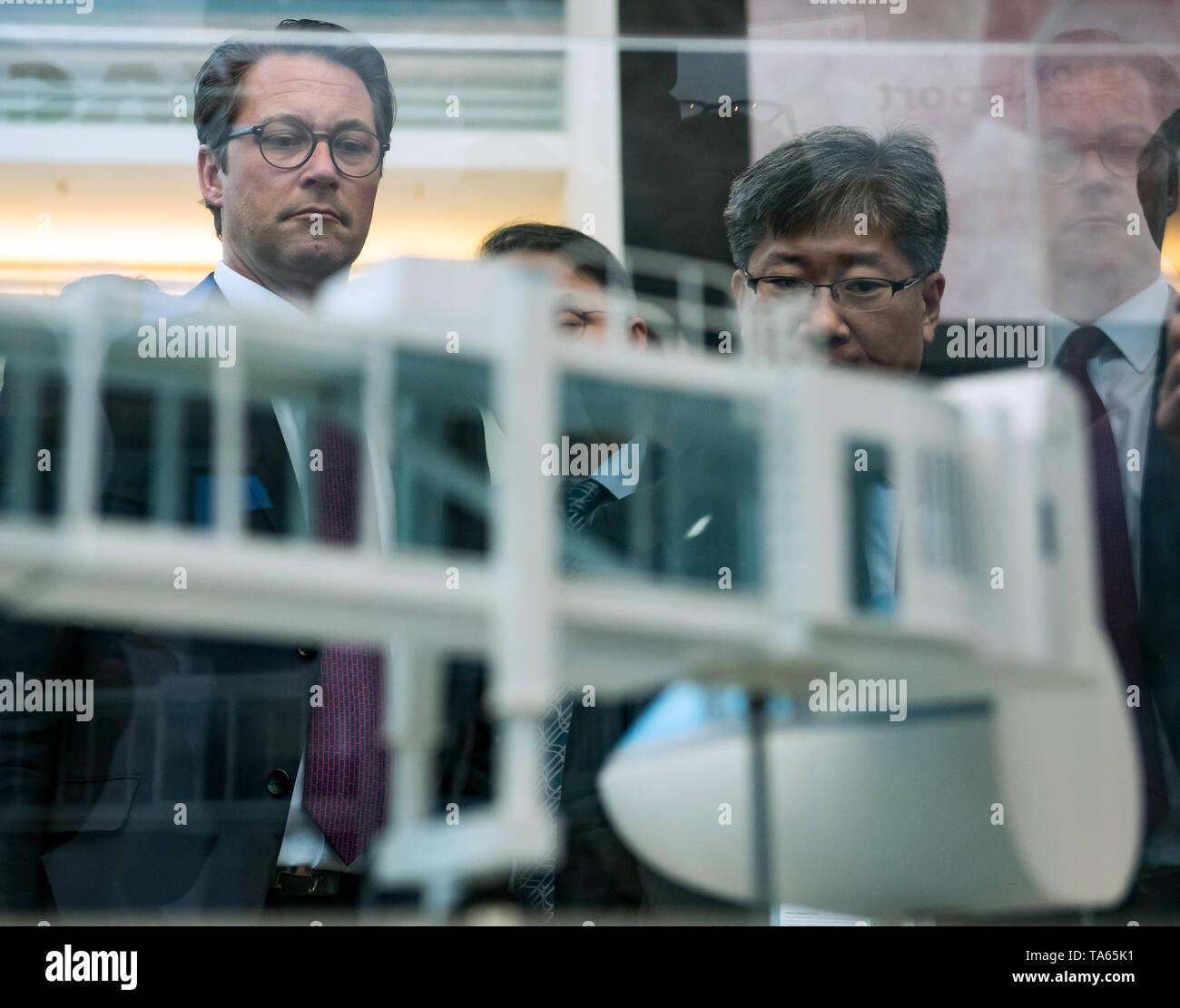 Leipzig, Germany. 22nd May, 2019. Andreas Scheuer (CSU, l), Federal Minister of Transport, and Young Tae Kim, Secretary General of the International Transport Forum (ITF), will look at the model of a Gangwy at the Korean stand during their tour of the International Transport Forum in Leipzig. Around 1300 scientists and politicians from 70 countries will discuss the mobility of the future at the International Transport Forum. This year, the three-day conference will focus on concepts that bring city and country closer together. Credit: Hendrik Schmidt/dpa-Zentralbild/dpa/Alamy Live News Stock Photo