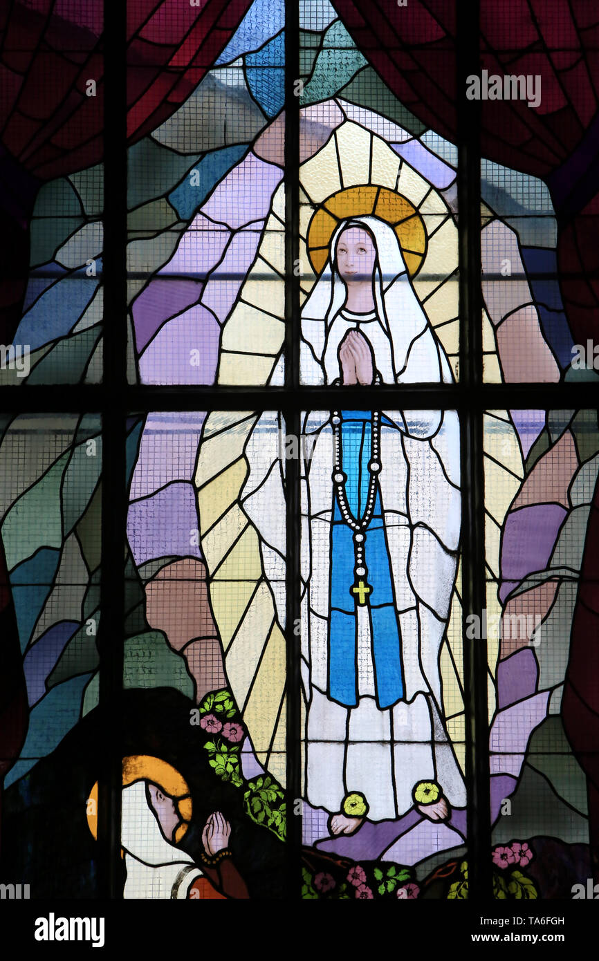 Apparition de la Vierge à Bernadette Soubirous. Eglise NotreDame de Lourdes. Chaville