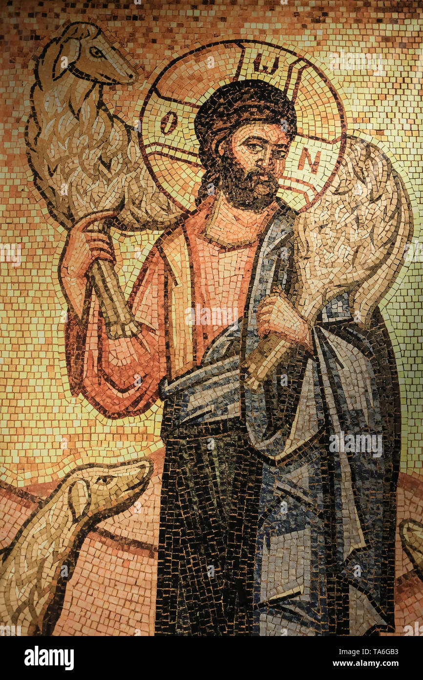Jésus-Christ, berger, tenant un agneau sur son dos. Eglise Notre-Dame de Lourdes. Chaville. Stock Photo
