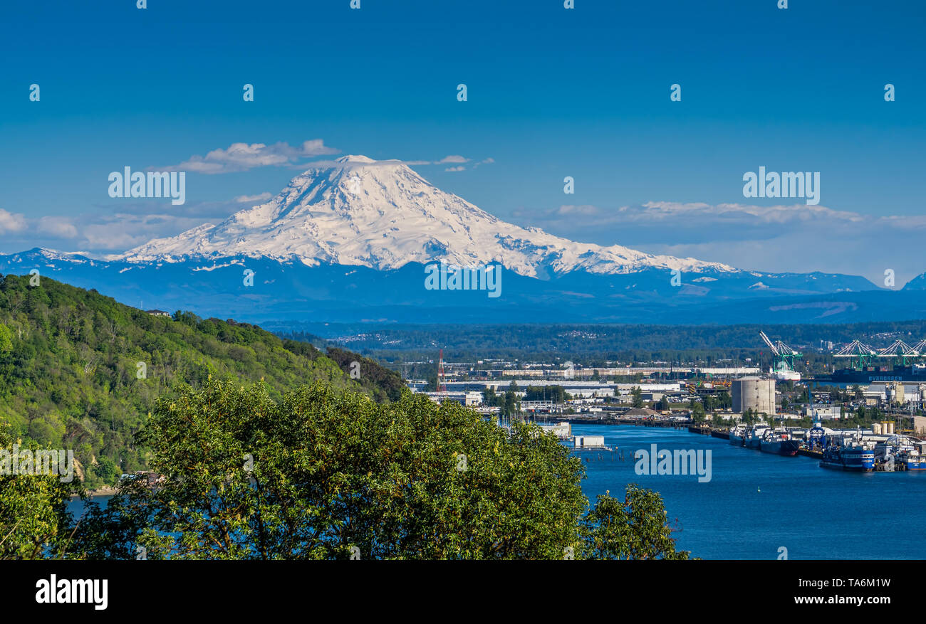 snow-covered-mount-rainier-towers-over-the-port-of-tacoma-stock-photo