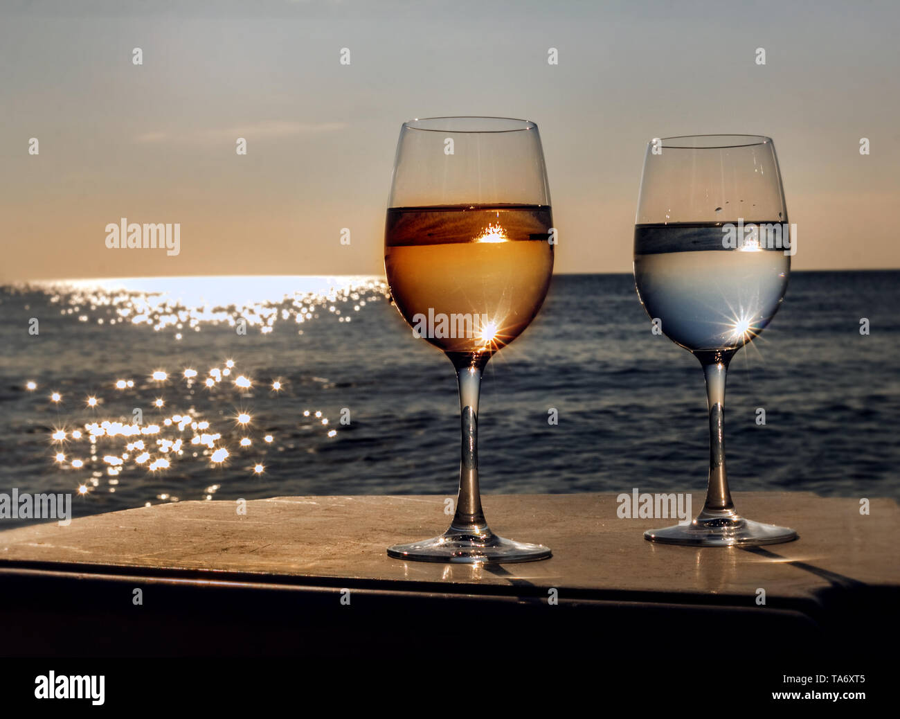 Couple sunset beach glass wine hi-res stock photography and images - Alamy