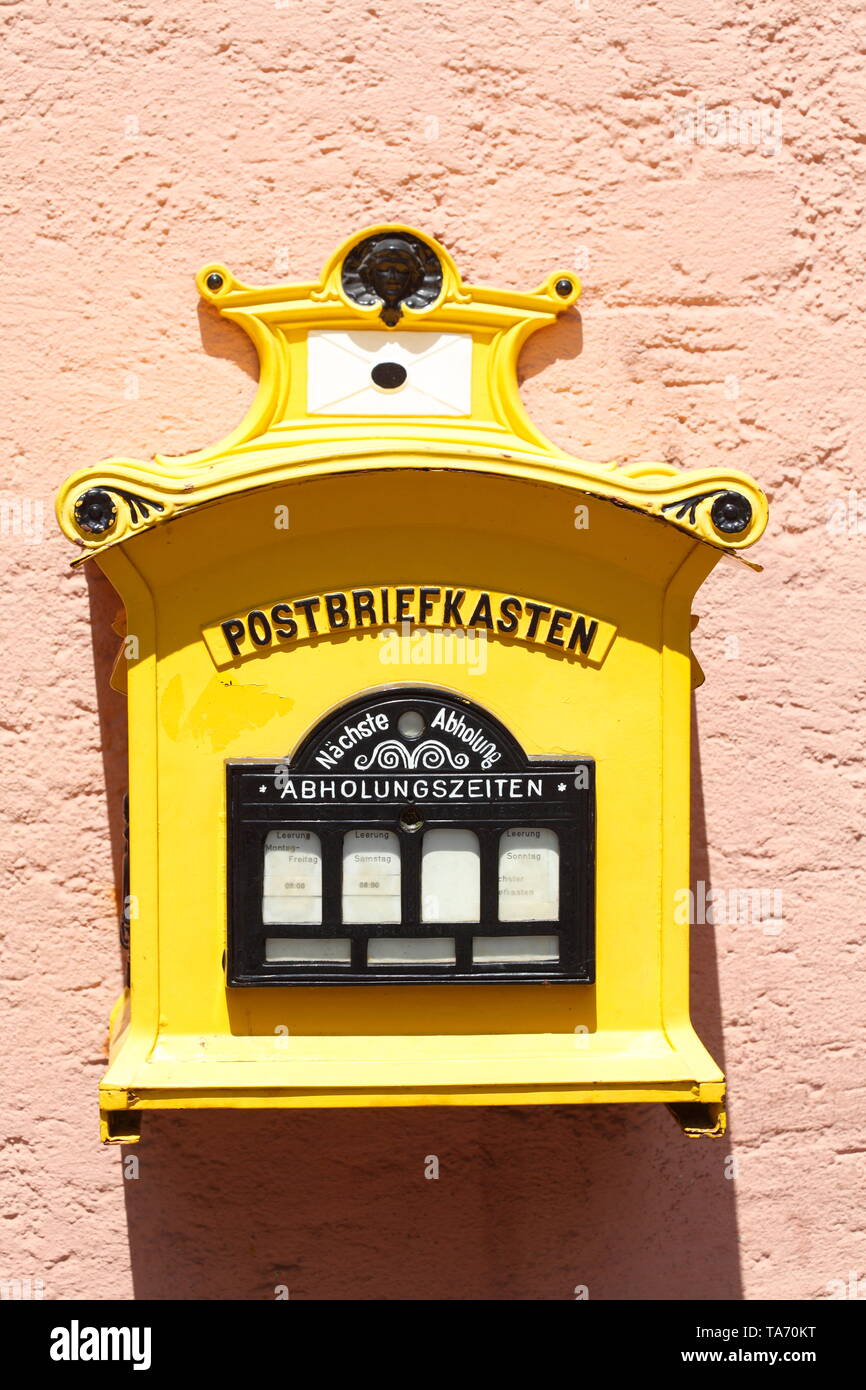 Old yellow mailbox, Cochem at the Moselle, Moselle, Rhineland-Palatinate, Germany I Alter gelber Briefkasten, Cochem an der Mosel, Mosel, Rheinland-Pf Stock Photo