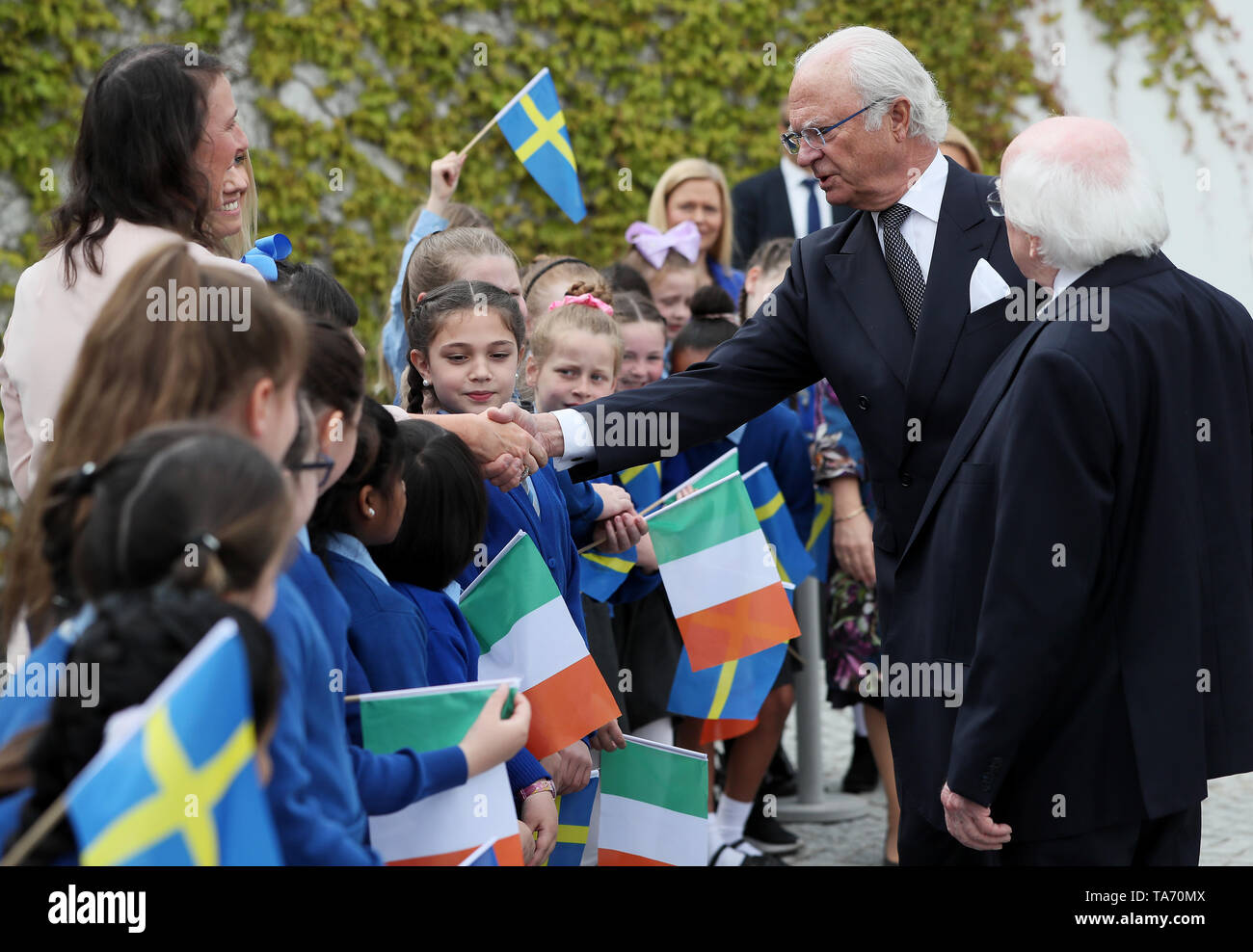 King Carl XVI Gustaf and President Michael D. Higgins with children from St. Brigid's GNS, Palmerston, at Aras an Uachtarain in Dublin during the Swedish state visit to Ireland. Stock Photo