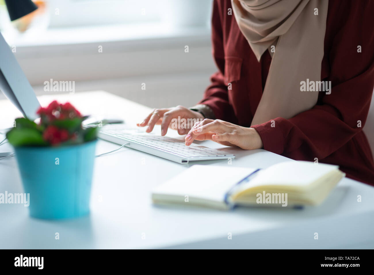 Woman typing keyboard hi-res stock photography and images - Alamy