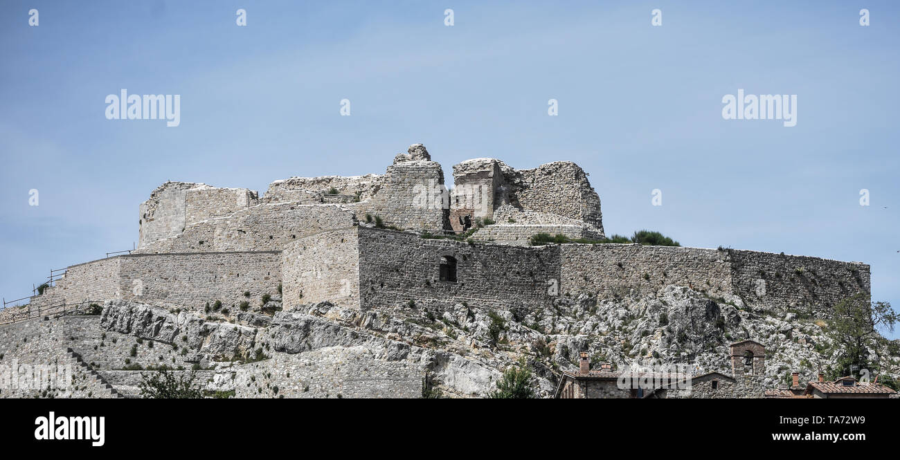 Panoramic view of the Rocca Aldobrandesca in the medieval borgo of Castiglione d'Orcia, Tuscany, Italy Stock Photo