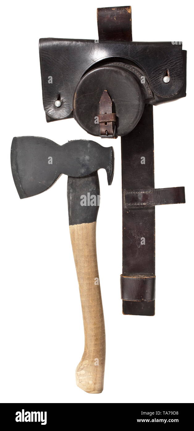 A pioneer claw hatchet with carry pouch Die Klinge und das obere Stielende schwarz gestrichen, Herstellerstempel '...Seerach(?)'. Tasche in früher Ausführung aus schwarzem Leder mit großer Klappe, aufgesetzter Tasche für das Maßband, Koppelschlaufe und der Schaftunterfütterung mit Seitengewehrschlaufe. Hersteller 'Franz Cobau Berlin 1937', mit Heeresabnahme. historic, historical, 20th century, Editorial-Use-Only Stock Photo