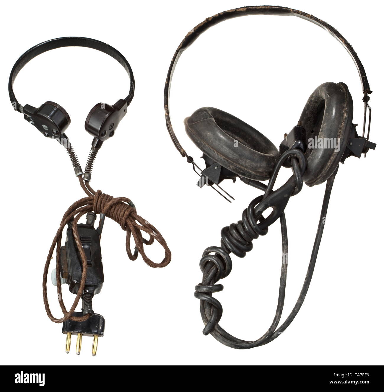 A headset for Panzer crews Doppelfernhörer b (Dfh.b). Lederummantelter  Federbügel mit zwei eingehängten, gummigepolsterten Hörmuscheln und  gummiummanteltem Anschlusskabel mit zweipoligem Stecker. Kehlkopfmikrofon b  (Kmf.b) für Panzerbesatzungen. Der ...