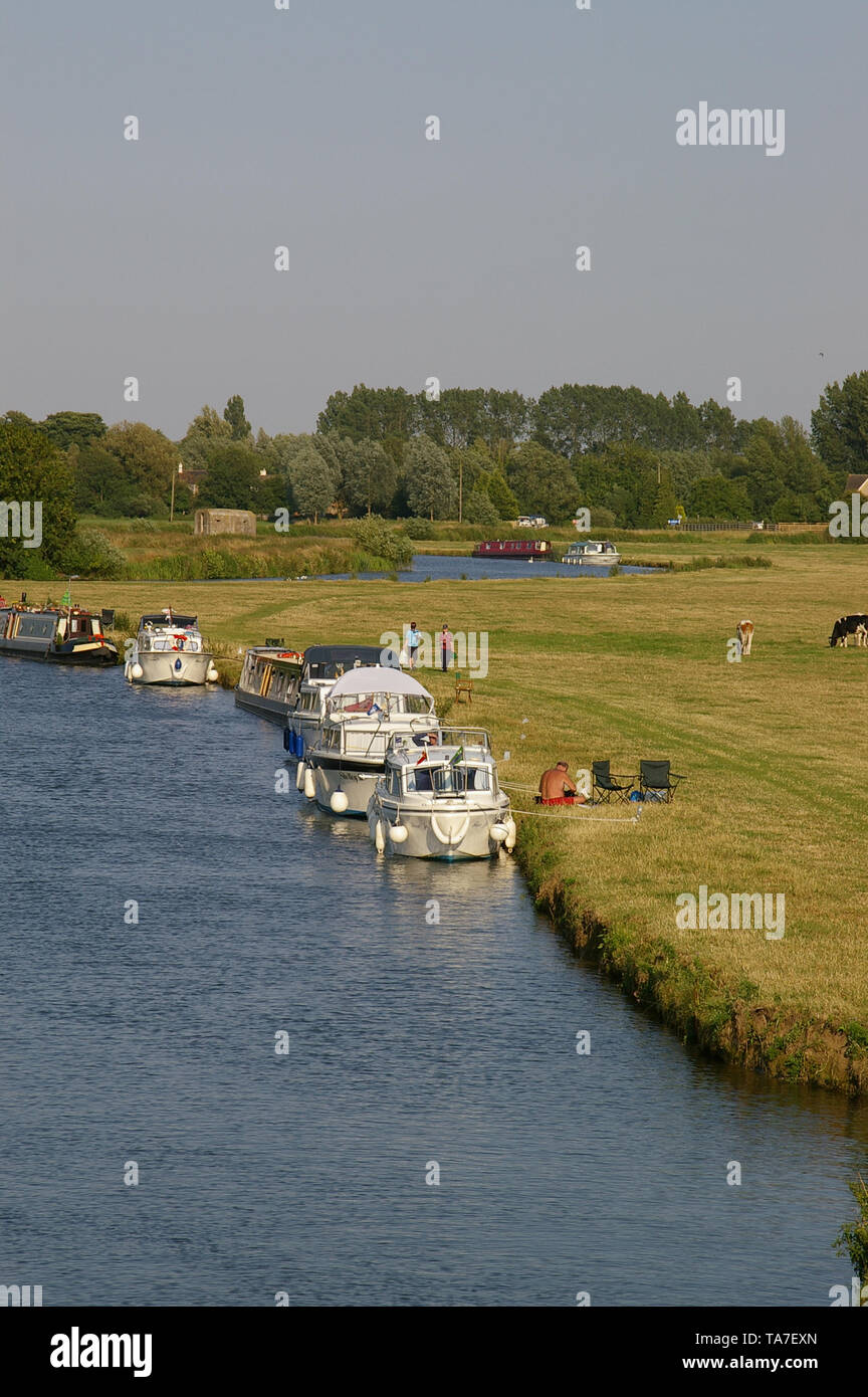 River Thames at Lechlade, or Lechlade-on-Thames, at the southern edge of the Cotswolds in Gloucestershire, UK. Start of navigable River Thames. Boats Stock Photo