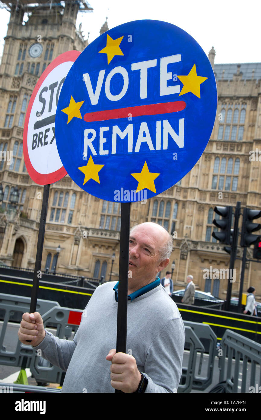Westminster. Opposite Houses of Parliament May 22nd 2019. Protest to stop Brexit by Remainers. A man holds a round placard which says 'Vote Remain'. Stock Photo