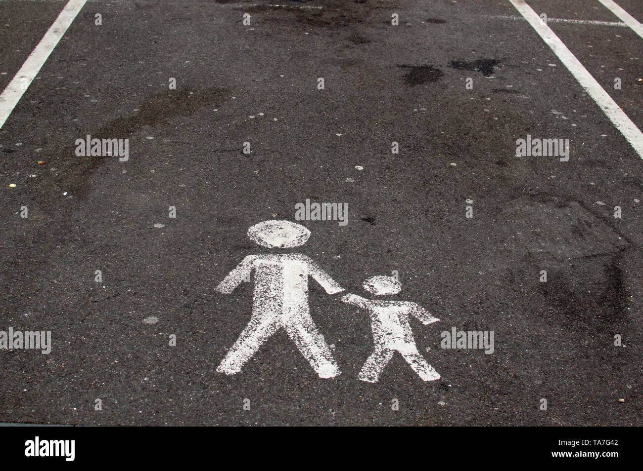 Parent Child Parking Space Sign On Bay Stock Photo Alamy parent-child-parking-space-sign-on-bay-stock-photo-alamy