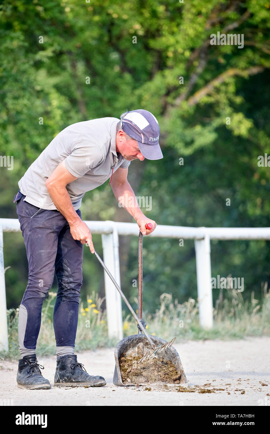 To muck out hires stock photography and images Alamy