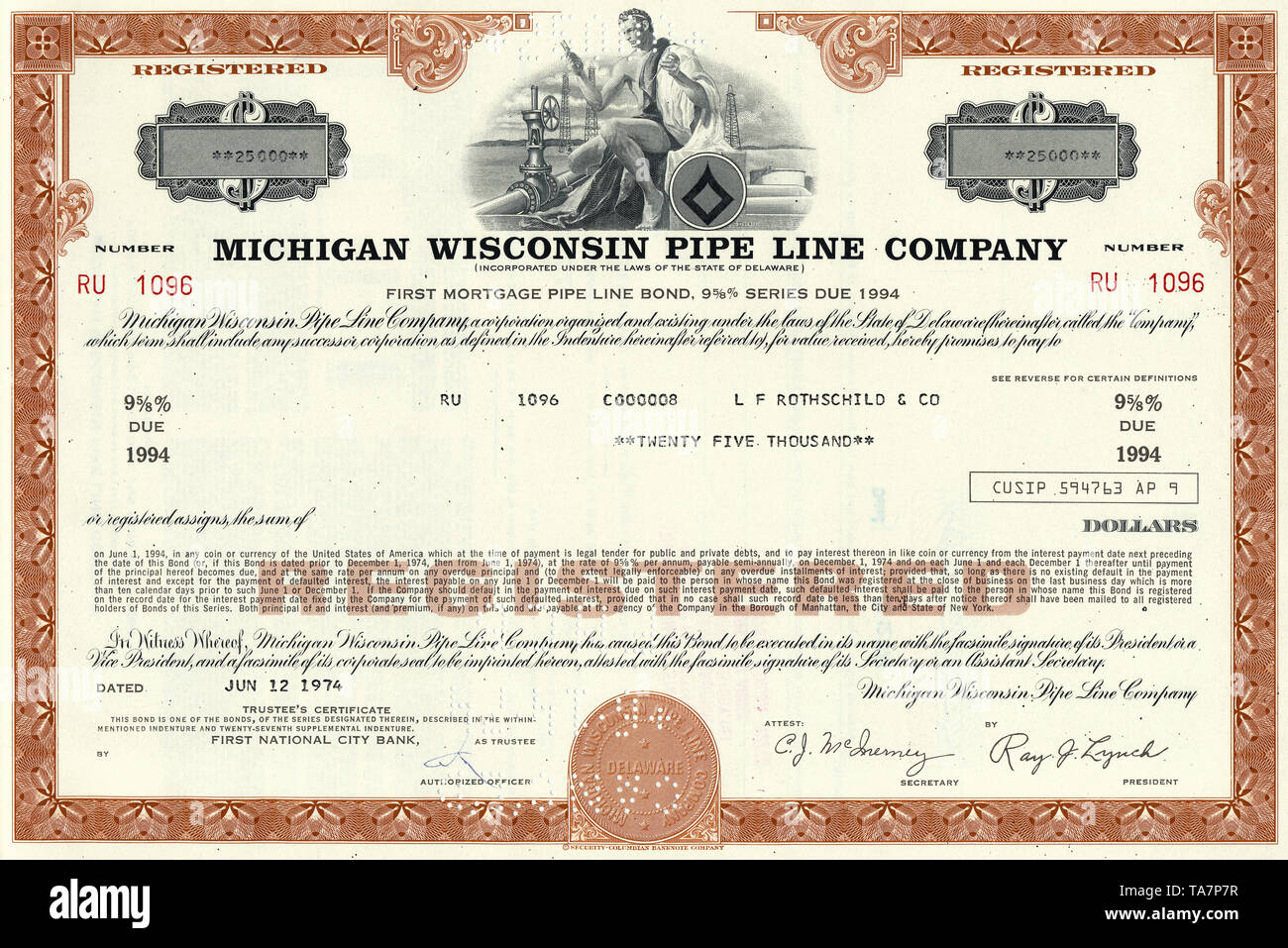 Historical stock certificate of an oil and gas company, Michigan Wisconsin Pipe Line Company, Delaware, USA, 1974, Wertpapier, historische Aktie, Mineralöl- und Erdgasunternehmen, Öl-Pipeline,  Motiv: Ein Mann prüft die Qualität von Erdöl an einer Pipeline, im Hintergrund Bohrtürme, Michigan Wisconsin Pipe Line Company, 1974, Delaware, USA Stock Photo