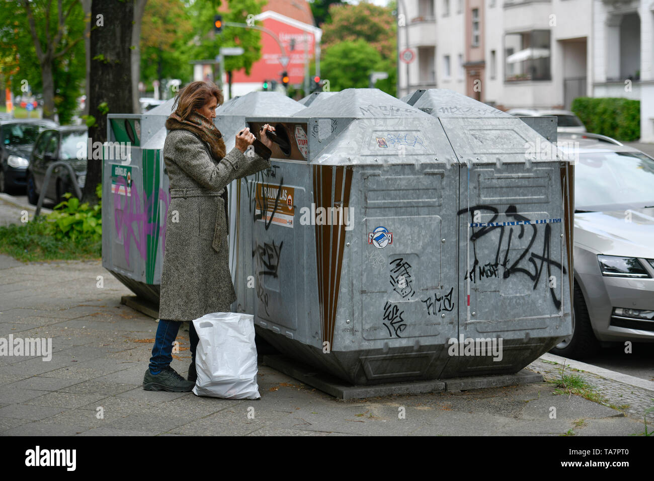 Put photo, senior, old glass container, glass recycling, Gestelltes Foto, Seniorin, Altglascontainer, Glasrecycling Stock Photo