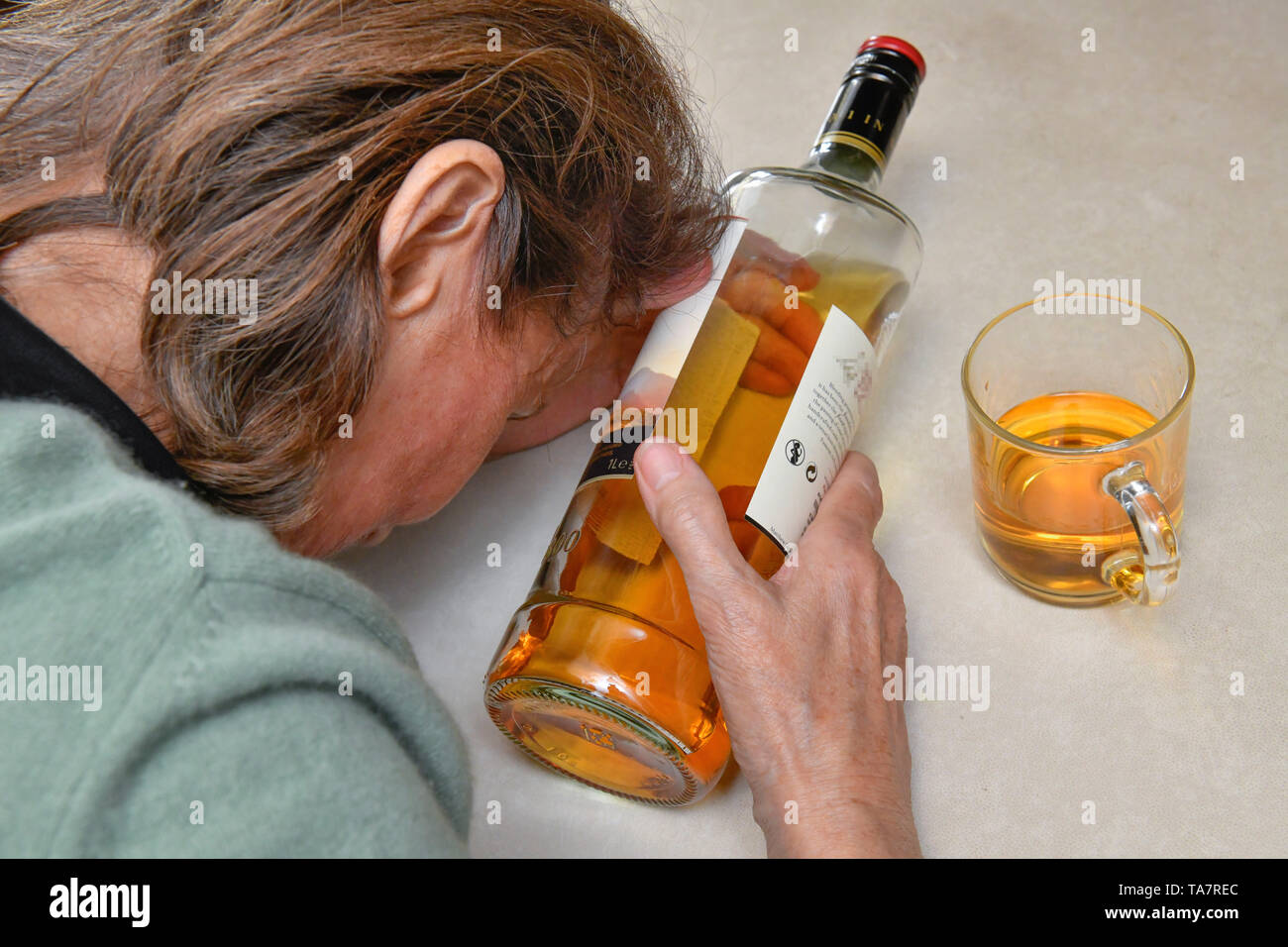 Put symbolic photo, alcohol, senior, Gestelltes Symbolfoto, Alkohol, Seniorin Stock Photo