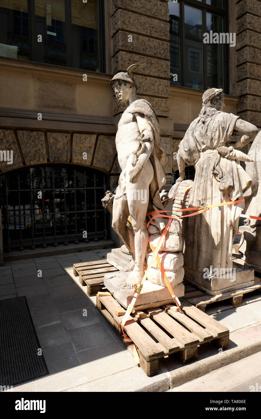 Statues removed hires stock photography and images Alamy
