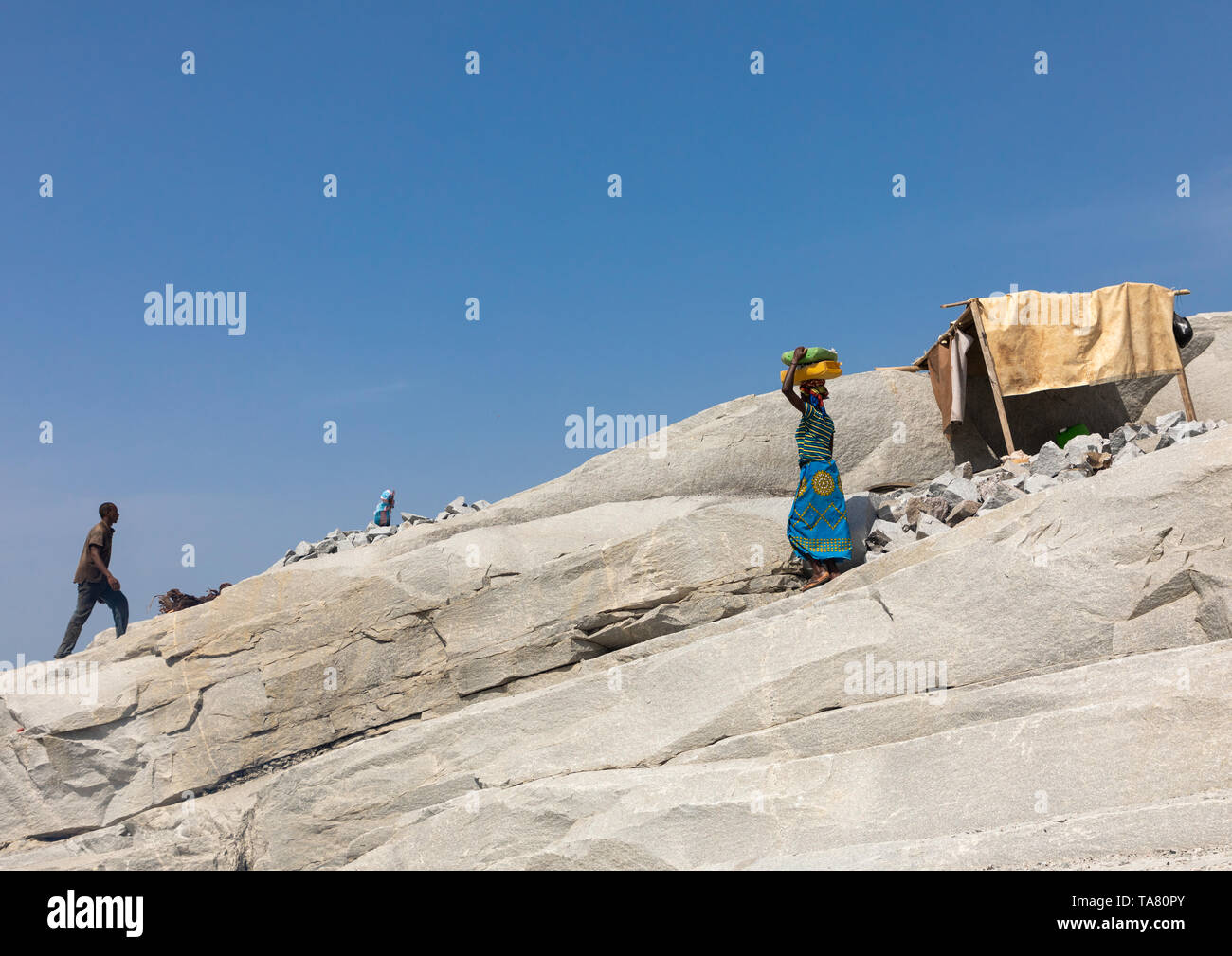 African people working in a granite quarry, Savanes district, Shienlow, Ivory Coast Stock Photo