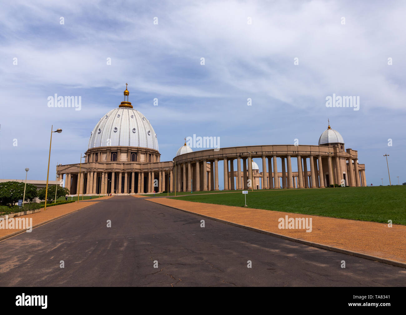 Basilica of our lady of peace of yamoussoukro hires stock photography