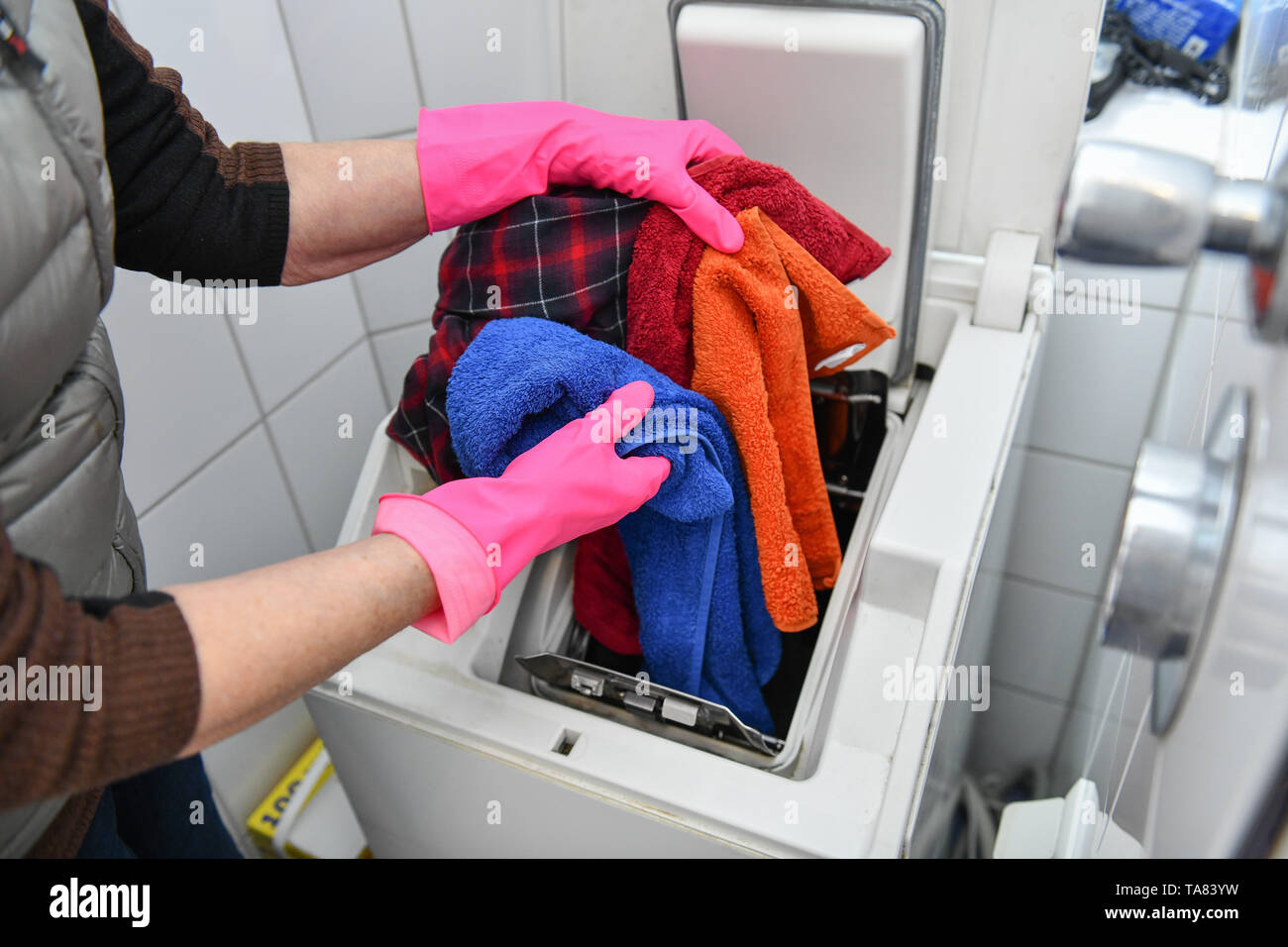 Washing machine put away, Waschmaschine einräumen Stock Photo