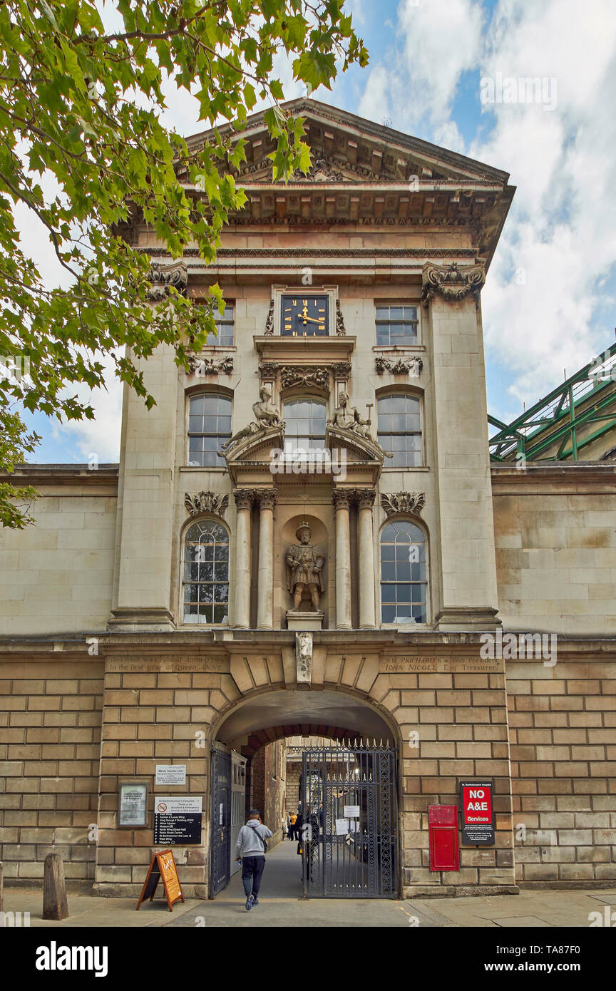 LONDON CITY OF LONDON  THE OLD ENTRANCE OR GATEWAY INTO BARTS OR ST BARTHOLOMEWS HOSPITAL WITH STATUE OF FOUNDER HENRY V111 Stock Photo