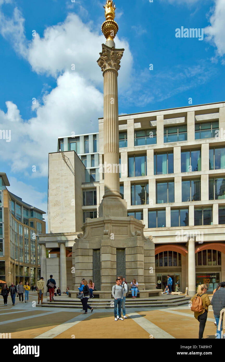 LONDON PATERNOSTER SQUARE AND THE PATERNOSTER SQUARE COLUMN AND GOLDEN URN Stock Photo