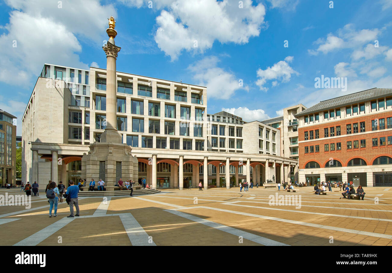 LONDON PATERNOSTER SQUARE AND THE PATERNOSTER SQUARE COLUMN WITH PEOPLE SITTING ON THE STEPS Stock Photo