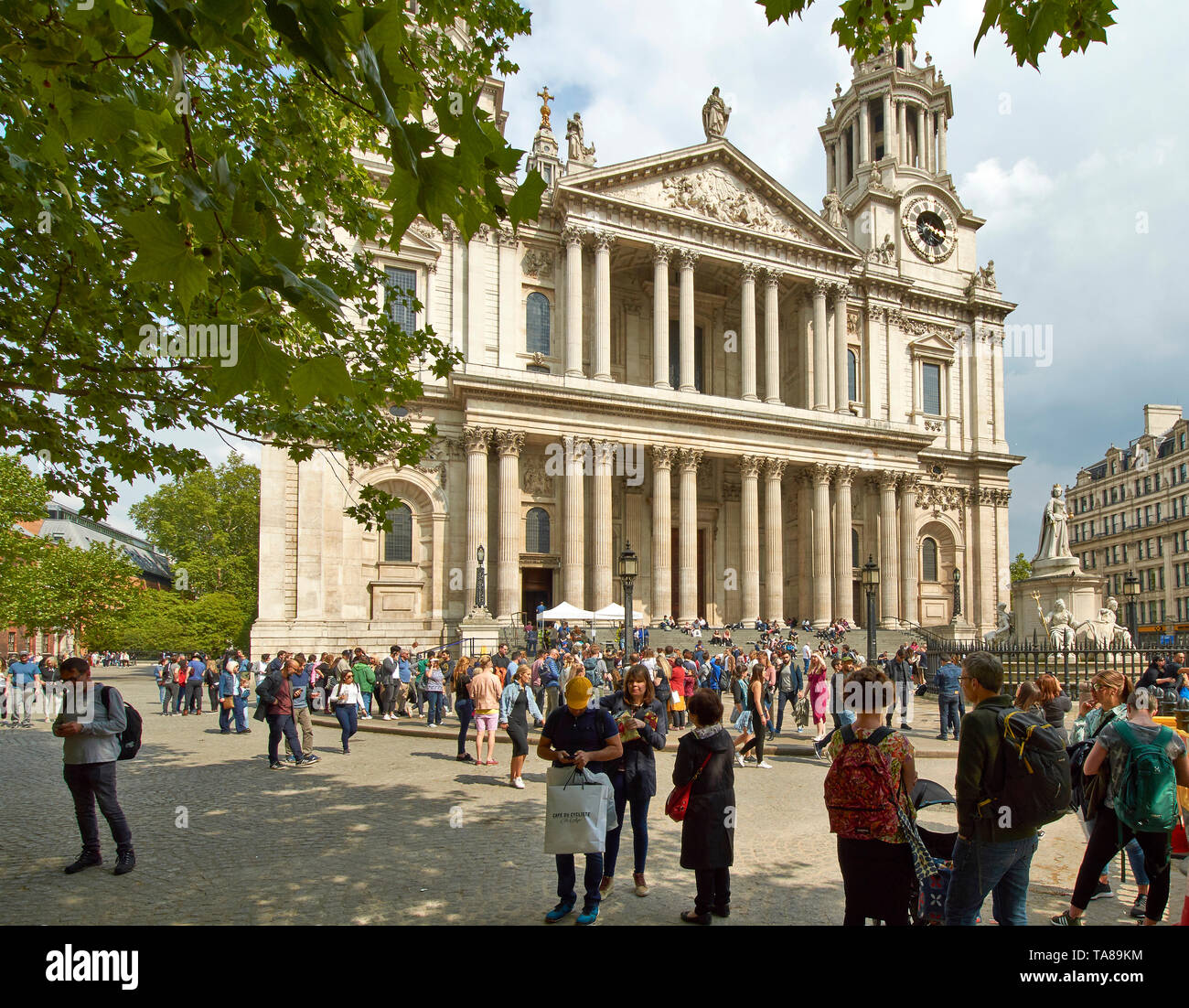 LONDON ST PAULS CATHEDRAL WITH PEOPLE ON THE PAVEMENTS AND THE STEPS Stock Photo