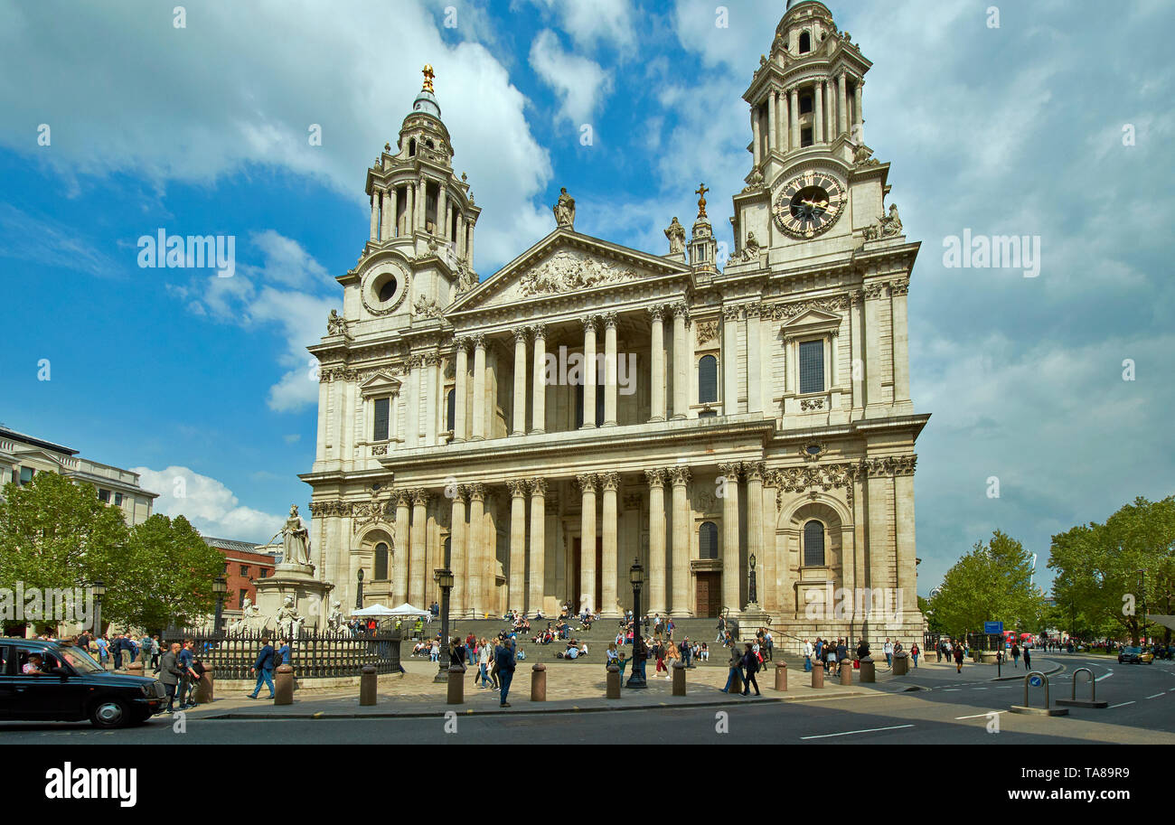 LONDON ST PAULS CATHEDRAL WITH PEOPLE ON THE STEPS Stock Photo