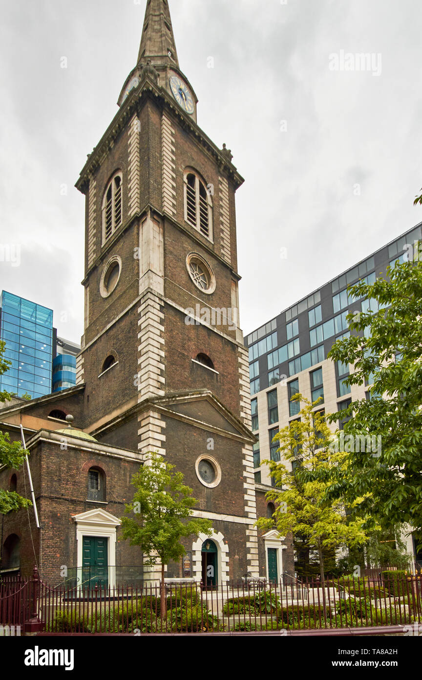 LONDON THE CITY OF LONDON ST BOTOLPHS CHURCH ALDGATE SQUARE Stock Photo