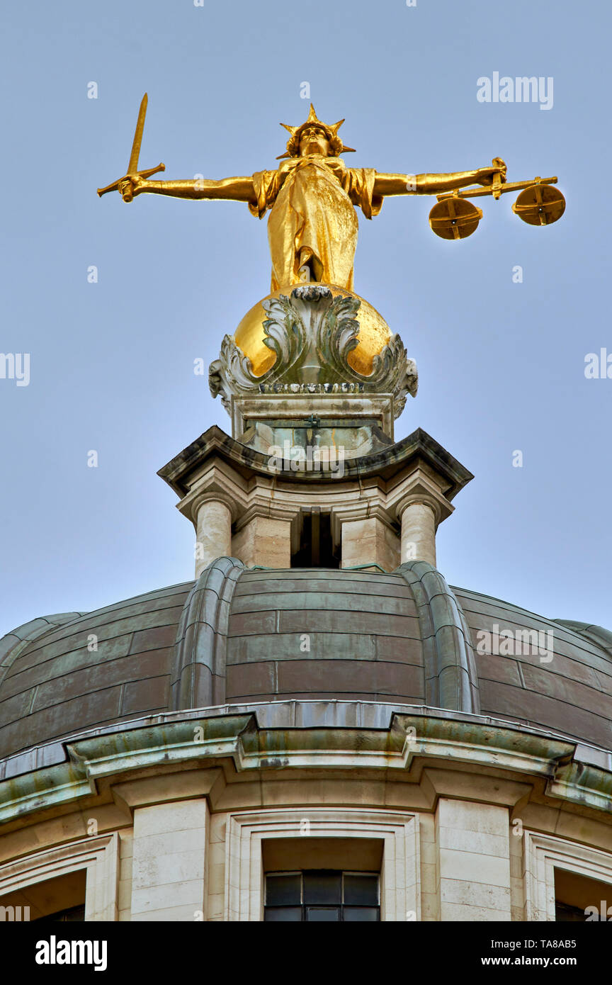 LONDON THE OLD BAILEY CRIMINAL COURT LADY JUSTICE STATUE IN GOLD ON TOP