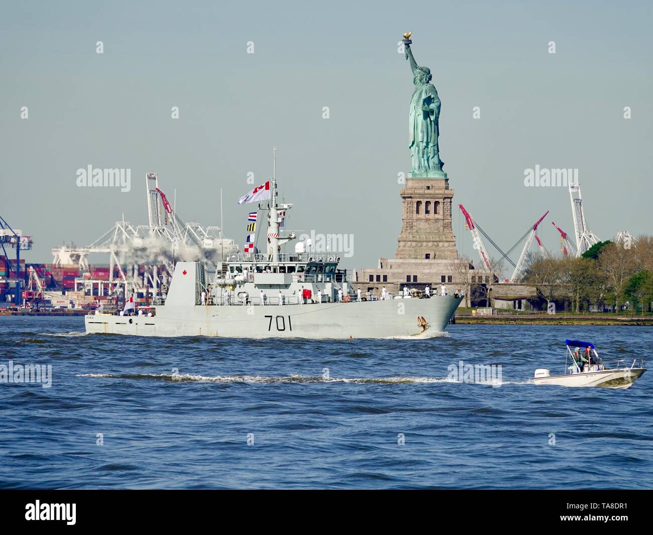 HMCS Glace Bay, Royal Canadian Navy Maritime Coastal Defence Vessel, sailing in front of the Statue of Liberty, Fleet Week, New York, NY, USA Stock Photo