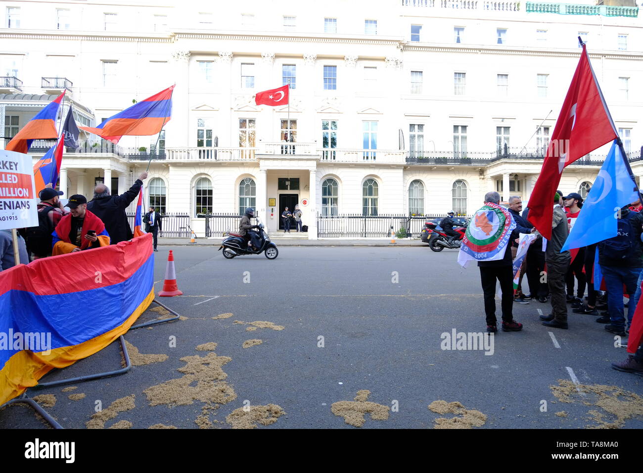 Armenian genocide protesters and Turkish far right protesters in front