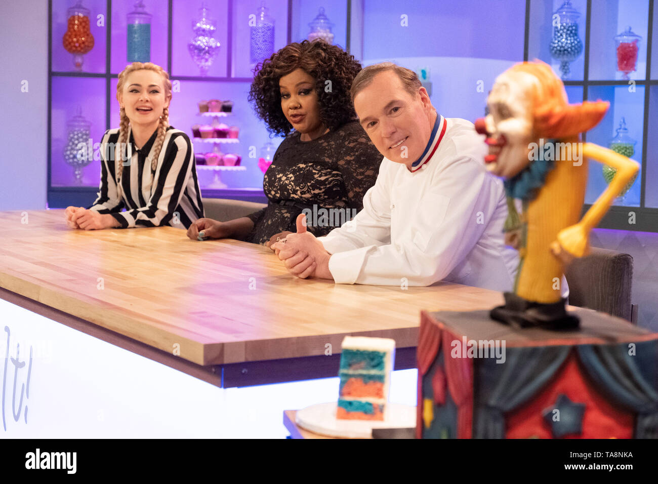 NAILED IT!, Nicole Byer (second from left), Jacques Torres (far right