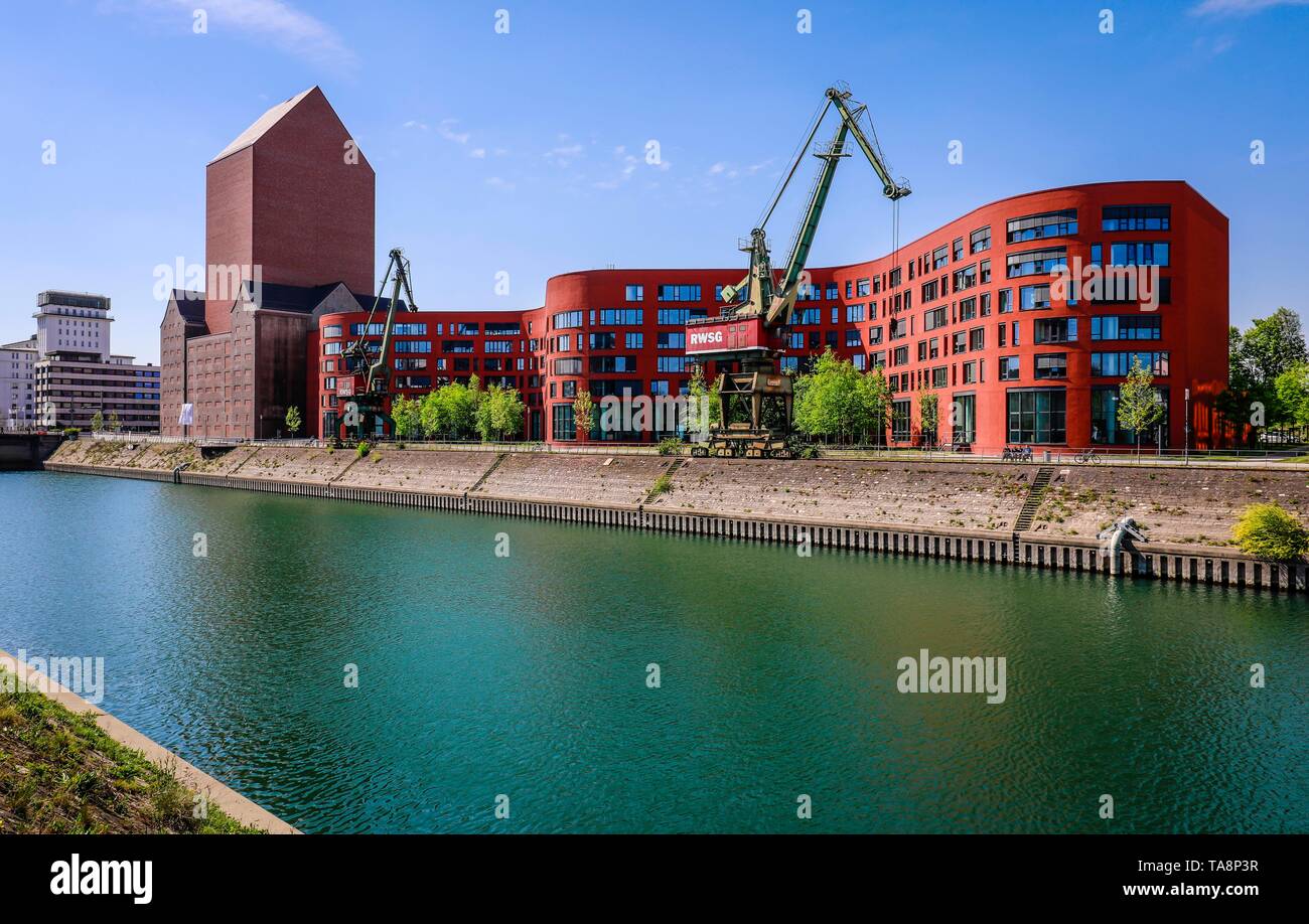 Duisburg inner harbour with the wave-shaped new building of the North Rhine-Westphalia State Archive, the converted archive tower in the former RWSG Stock Photo