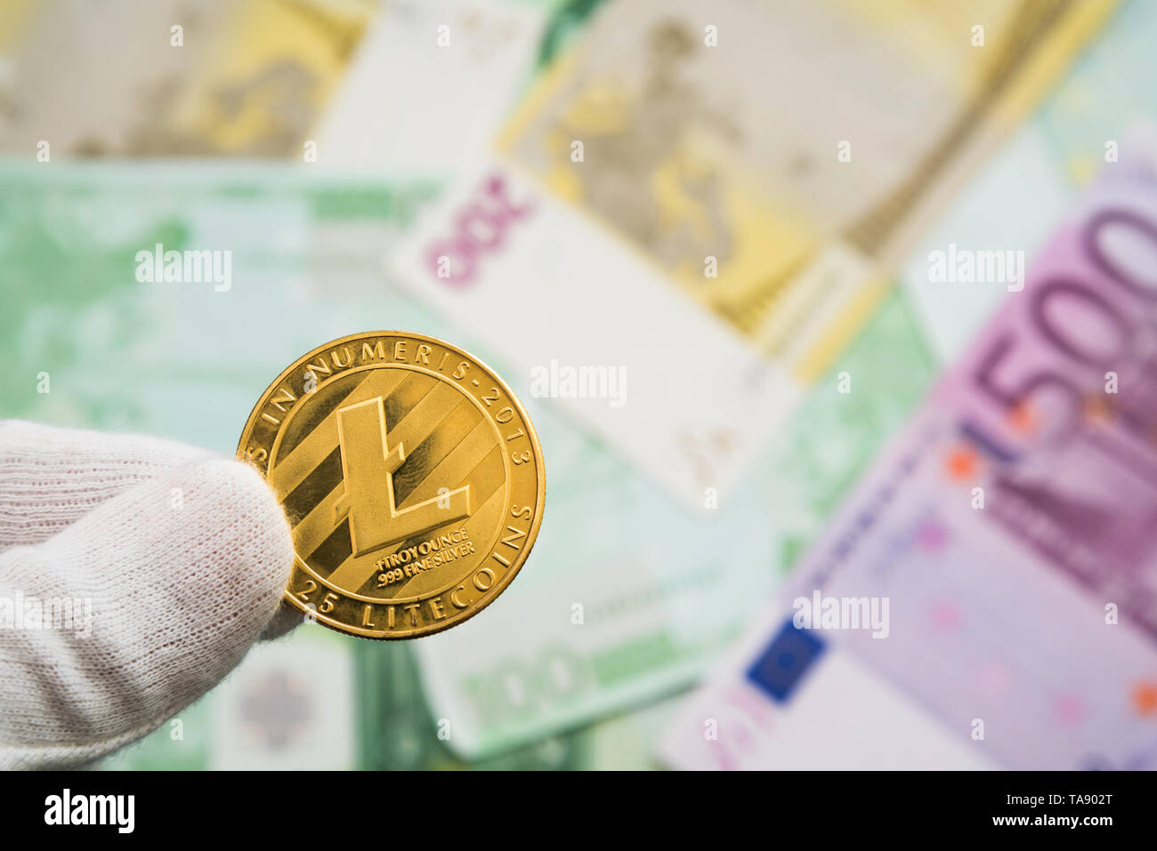 Holding coin between fingers hi-res stock photography and images - Alamy