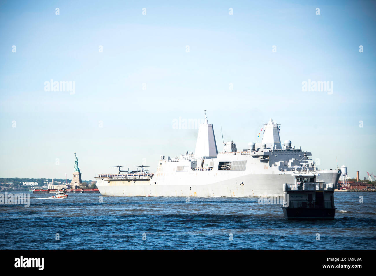 190522-N-XQ474-0004 NEW YORK (May 22, 2019) The San Antonio-class amphibious transport dock USS New York (LPD 21) transits the Hudson River en route to a pier in Manhattan during Fleet Week New York. Fleet Week New York, now in its 31st year, is the city's time-honored celebration of the sea services. It is an unparalleled opportunity for the citizens of New York and the surrounding tri-state area to meet Sailors, Marines and Coast Guardsmen, as well as witness firsthand the latest capabilities of today's maritime services. (U.S. Navy photo by Mass Communication Specialist 2nd Class Andrew Sch Stock Photo