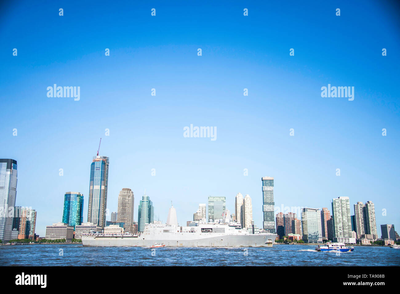 190522-N-XQ474-0032 NEW YORK (May 22, 2019) The San Antonio-class amphibious transport dock USS New York (LPD 21) transits the Hudson River en route to a pier in Manhattan during Fleet Week New York. Fleet Week New York, now in its 31st year, is the city's time-honored celebration of the sea services. It is an unparalleled opportunity for the citizens of New York and the surrounding tri-state area to meet Sailors, Marines and Coast Guardsmen, as well as witness firsthand the latest capabilities of today's maritime services. (U.S. Navy photo by Mass Communication Specialist 2nd Class Andrew Sch Stock Photo