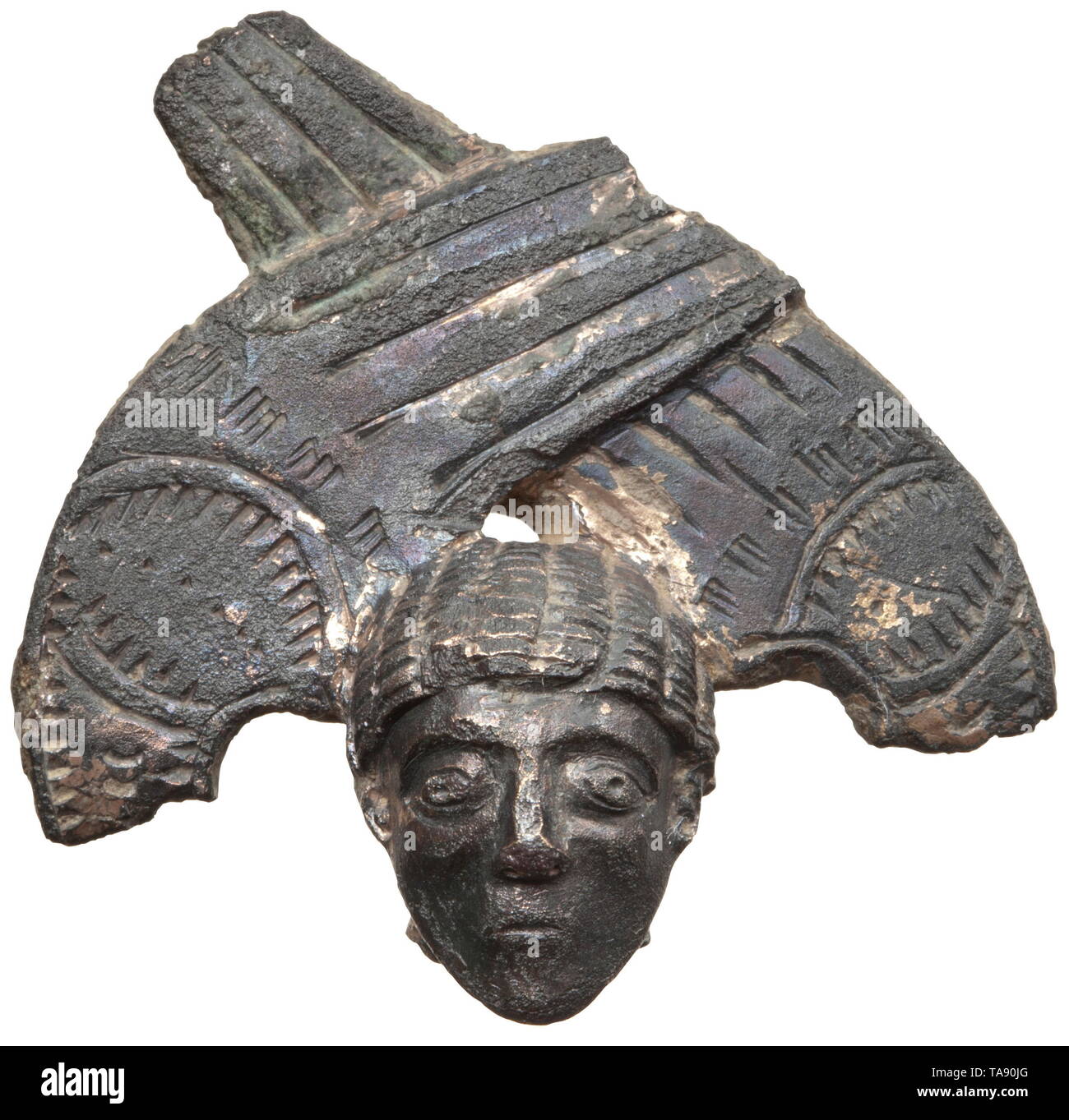 A bronze head of a seraph, middle byzantine, 9th - 11th century Head with well-ordered locks. Above this a crossed pair of wings in flight, at their centres an almond-shaped ornament (an eye?), the feathers finely wrought. Two further pairs of wings not preserved. The obverse and reverse are equally meticulously configured. A fragment with a liturgical purpose of surpassingly good quality. Dark brown patina with traces of gilding. Height 4.3 cm. Provenance: Viennese private collection, acquired in the 1990s through the arts trade. historic, histo, Additional-Rights-Clearance-Info-Not-Available Stock Photo