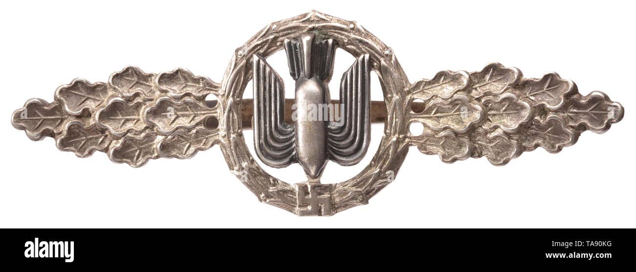 A Squadron Clasp for bombers in Silver Versilberte Buntmetallausführung mit aufgenieteter, dunkel patinierter Auflage, rs. hinterdreht, bauchige Horizontalnadel. historic, historical, 20th century, Additional-Rights-Clearance-Info-Not-Available Stock Photo