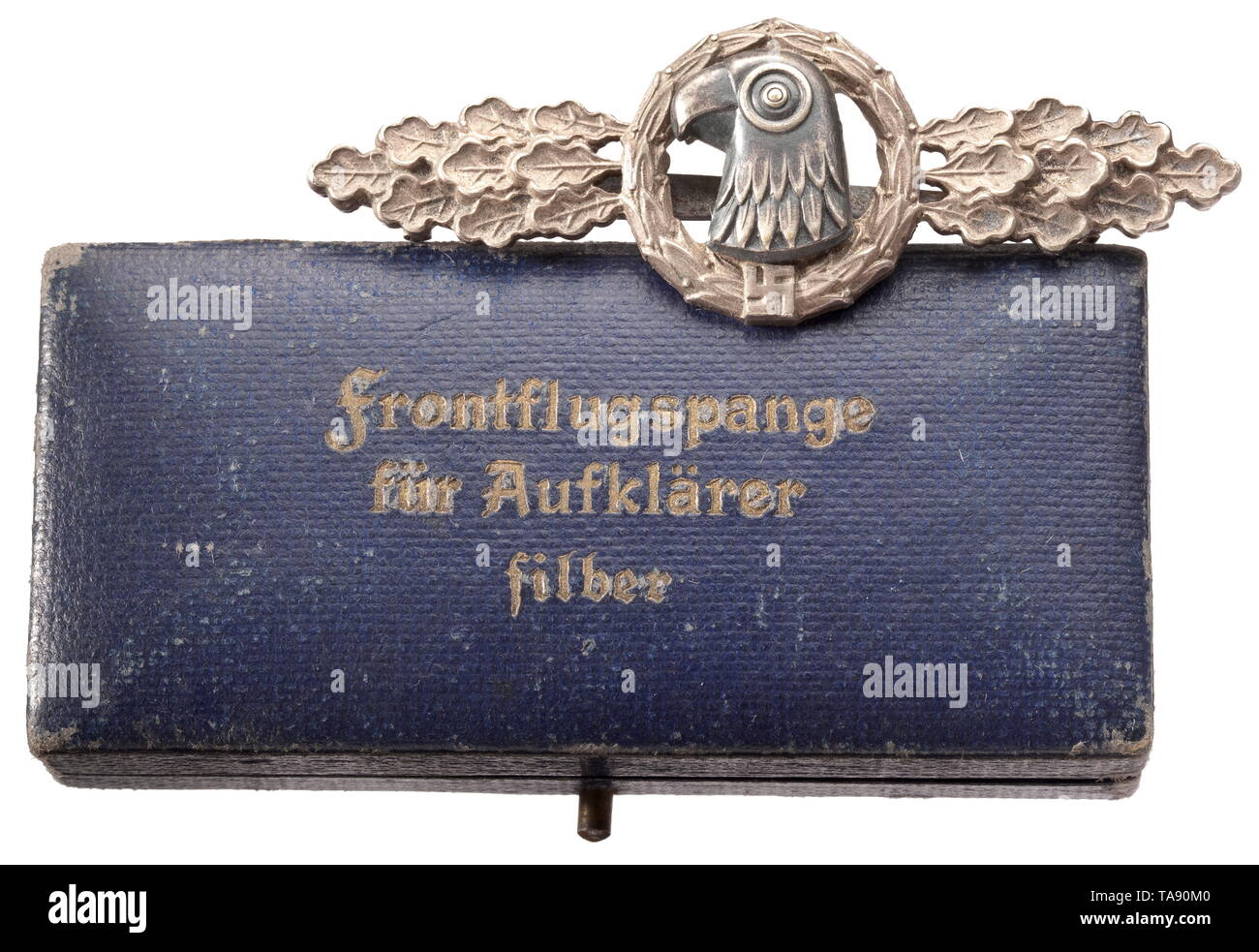 A Squadron Clasp for reconnaisance flyers in Silver, cased Massive, versilberte Buntmetallausführung mit aufgenieteter, dunkel patinierter Adlerkopfauflage und bauchiger Horizontalnadel. Blaues Verleihungsetui mit entsprechendem Aufdruck. historic, historical, 20th century, Additional-Rights-Clearance-Info-Not-Available Stock Photo