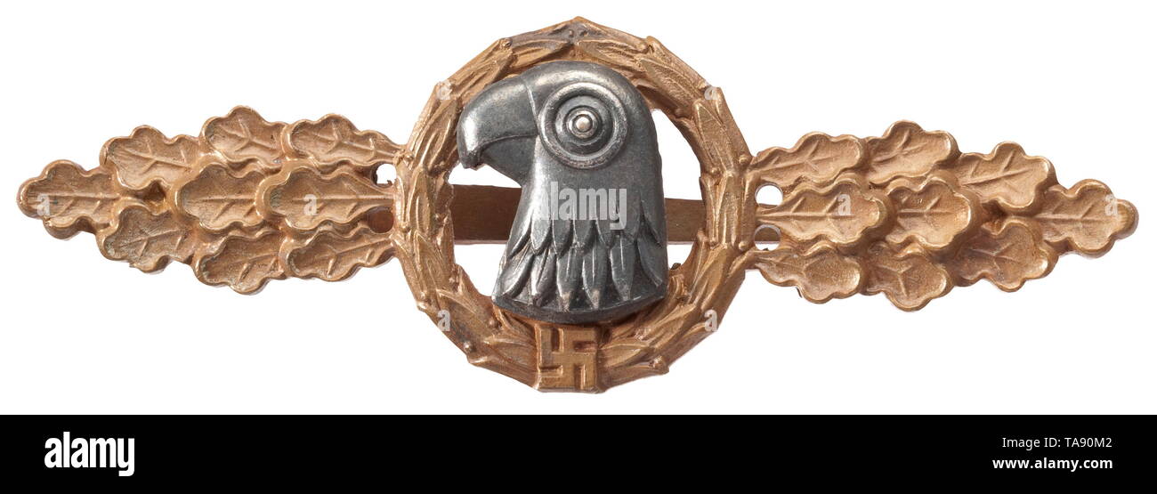 A Squadron Clasp for reconnaisance flyers in Bronze Massive, bronzefarben getönte Buntmetallausführung mit aufgenieteter, dunkel patinierter Adlerkopfauflage und bauchiger Horizontalnadel. historic, historical, 20th century, Additional-Rights-Clearance-Info-Not-Available Stock Photo