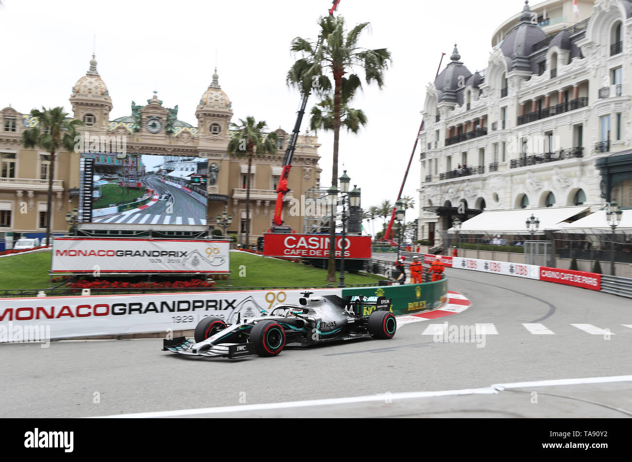 Scena wyścigowa obok kasyna, ilustrująca motyw Casino f1