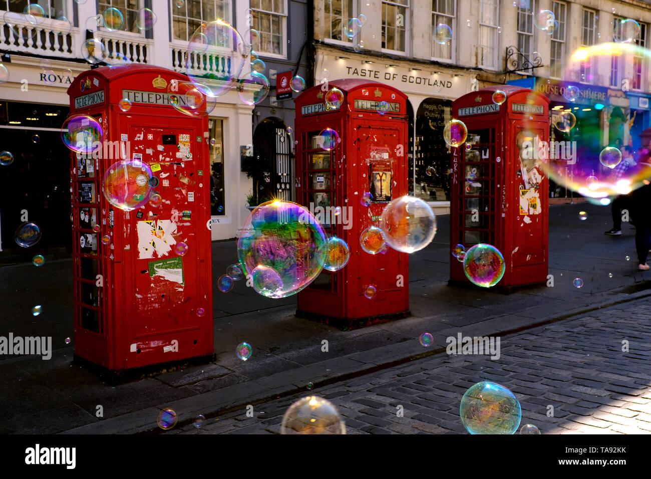 Royal Mile, Red phone boxes and soap bubbles Scotland May 8th - 19th. Trip across Scotland Foto Samantha Zucchi Insidefoto Stock Photo